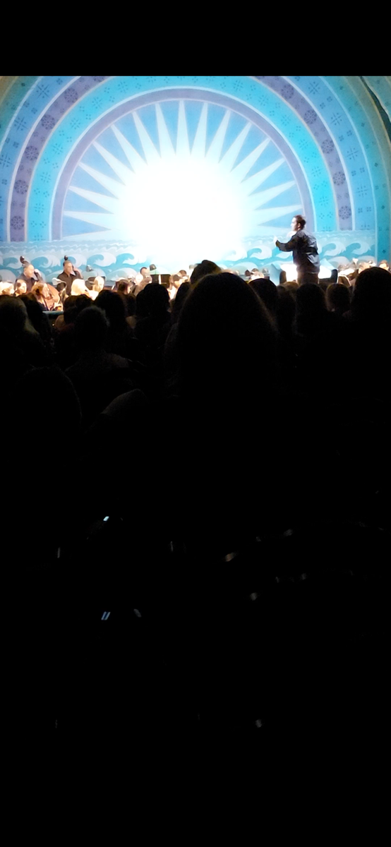 Орекстр на уровне зрителей, можно насладиться музыкой гляда на музыкантов /личный архив автора/ 