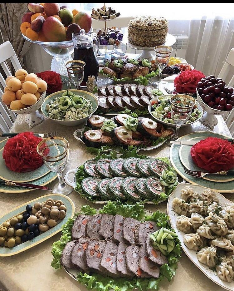 Приготовление пищи дома действительно помогает существенно сократить расходы на питание. И вот почему это выгодно:

1. Контроль над ингредиентами

Покупая готовую еду вне дома, мы часто платим не только за сами продукты, но и за труд поваров, аренду помещения ресторана, маркетинговые затраты и прочее. Готовя самостоятельно, мы точно знаем стоимость каждого продукта и можем выбирать самые выгодные варианты покупки.

2. Отсутствие ресторанных наценок

Рестораны и кафе закладывают в цену блюда свою прибыль, коммунальные услуги, зарплату сотрудников и многое другое. Например, блюдо стоимостью около 100 рублей по себестоимости продуктов обойдется вам примерно в 300-500 рублей в ресторане.

3. Возможность закупаться оптом

Дома удобно покупать продукты большими объемами, особенно долгохранящиеся товары вроде круп, макаронных изделий, консервов. Оптовые закупки позволяют значительно экономить деньги.

4. Использование остатков и уменьшение отходов

Когда готовишь дома, проще повторно использовать остатки еды, превращая вчерашнее блюдо в новое. Это уменьшает количество пищевых отходов и снижает общие траты.

5. Экономия на напитках и десертах

Многие заведения дополнительно предлагают дорогие напитки и сладости. Домашняя еда позволяет контролировать потребление напитков и десертов, выбирая менее затратные альтернативы.

6. Самостоятельное приготовление полуфабрикатов

Вместо готовых магазинных полуфабрикатов, которые содержат много добавок и стоят дороже, можно сделать аналогичные заготовки самим: заморозить котлеты, выпечь хлеб или приготовить домашние консервы.

 Домашняя кулинария не только полезна для здоровья, но и экономически выгодна. Поставь 👍и подпишись впереди ещё много интересного и полезного.