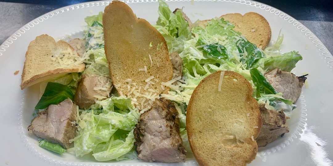 Почему для салата «Цезарь» листья салата нужно рвать, а не резать. Немного науки, но по-человечески