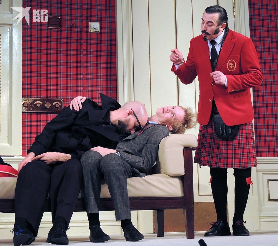    Влади Миллер, Александр Лимин («труп», он же частный детектив) и Игорь Петров в роли управляющего гостиницы. Анастасия ПЛЕШАКОВА