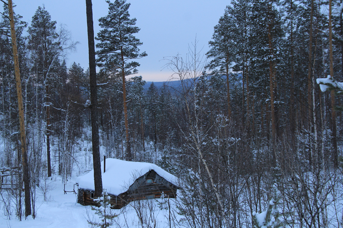Зимовье в тайге Урала. Промысловая изба. Фото канала В когтях у хищника.