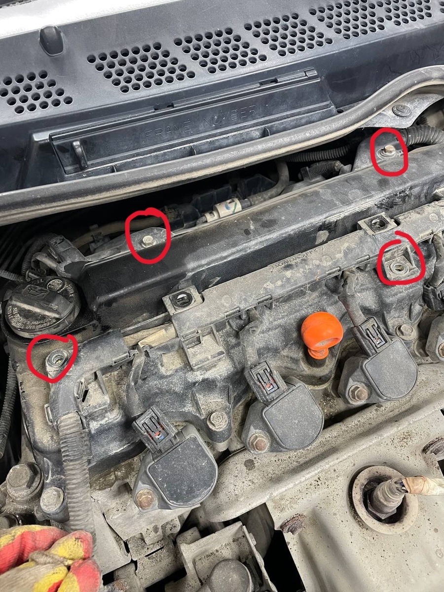 болты под головку на 10мм, отмечены красным, их нужно открутить.