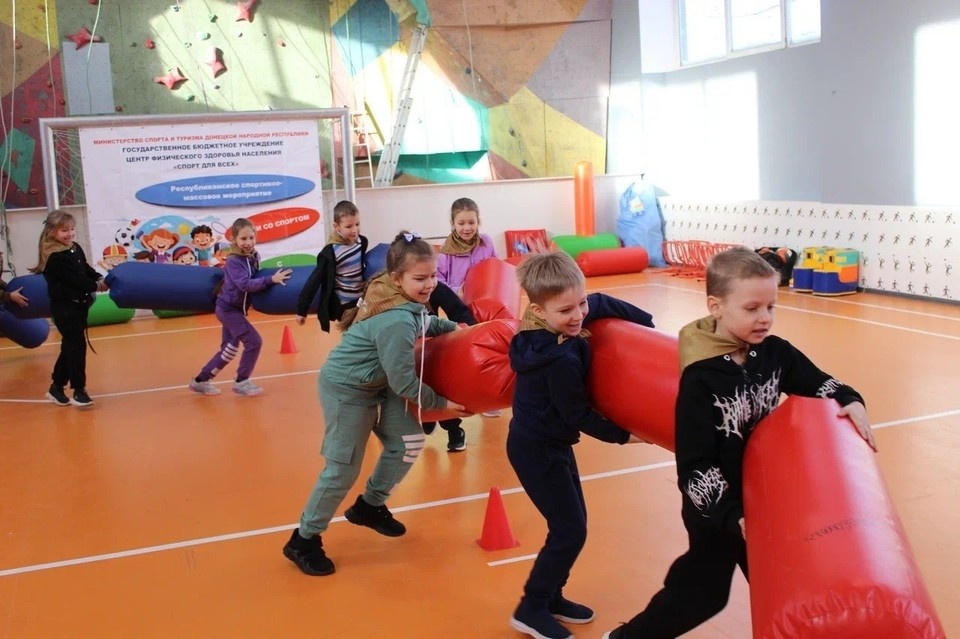   Дети с азартом участвовали в эстафетах, проверили свои знания в спортивной викторине и просто наслаждались атмосферой праздника. Фото: ТГ/Ширшов