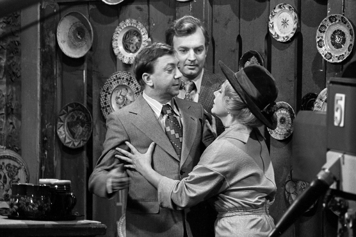    Актеры Роман Ткачук в роли пана Владека, Михаил Державин в роли пана Ведущего и Зоя Зелинская в роли пани Терезы (слева направо) на съемках выпуска телевизионного театра миниатюр "Кабачок "13 стульев". 1977 / Игорь Зотин, Борис Кавашкин / ТАСС