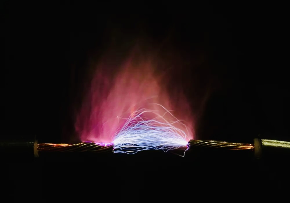 Плазменная «поджигающая» электродуга. Фото из открытых источников.