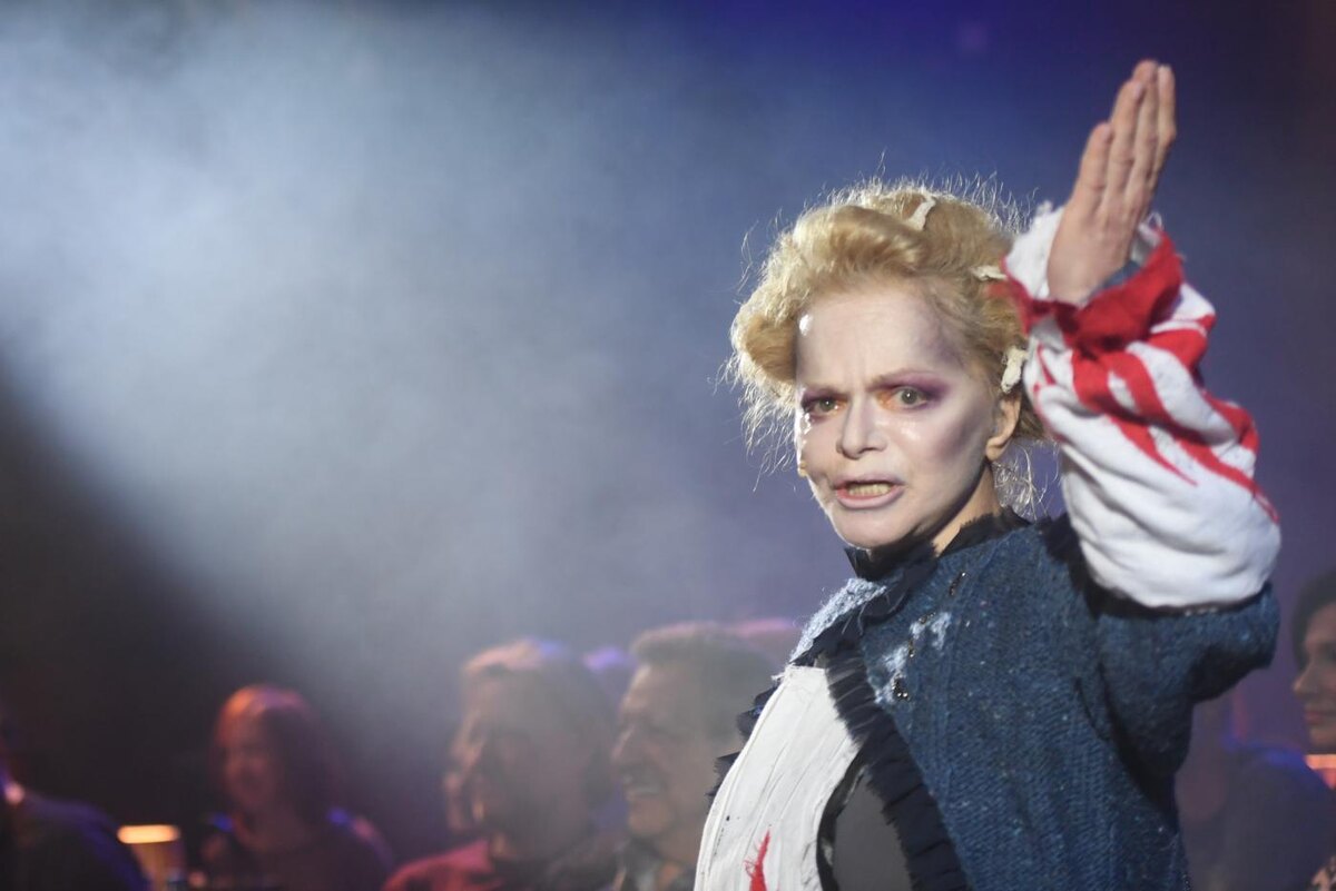 Лариса Долина в роли Миссис Ловетт в сцене из мюзикла "Суини Тодд, маньяк-цирюльник с Флит-стрит". Кирилл Каллиников / @РИА Новости