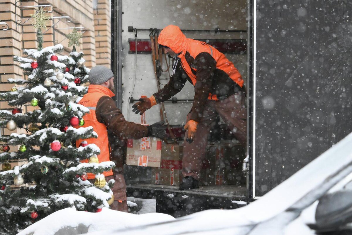 Григорий Сысоев / @РИА Новости
Грузчики у дома в Хамовническом районе Москвы, где находится квартира, которую певица Лариса Долина продала Полине Лурье.