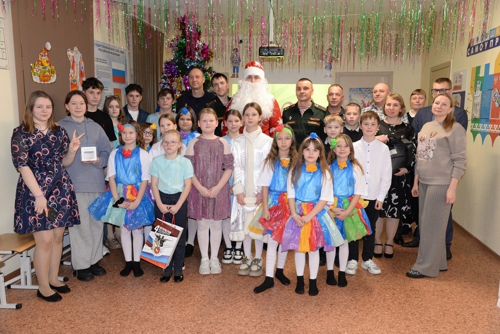    Более 200 детей Ханты-Мансийского района, написавшие письма Деду Морозу, получили подарки