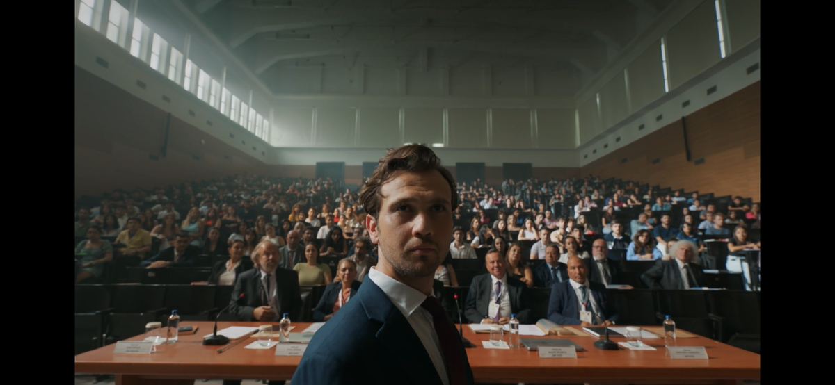 Стоп кадр из сериала «Гений»