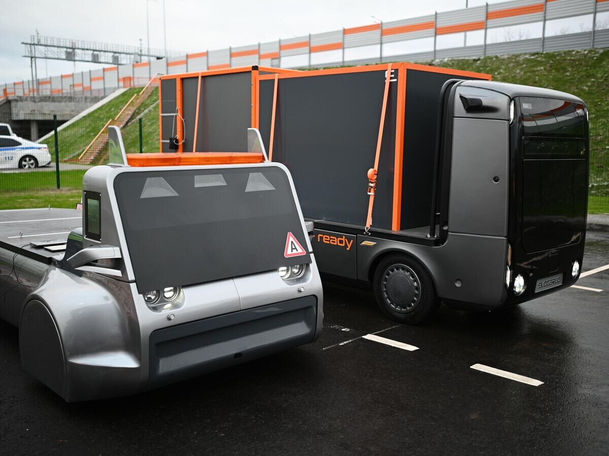    Беспилотные грузовики Evocargo перед началом запуска движения по самому длинному участку Центральной кольцевой автодороги (ЦКАД-3) протяженностью 105 км© РИА Новости . Владимир Астапкович