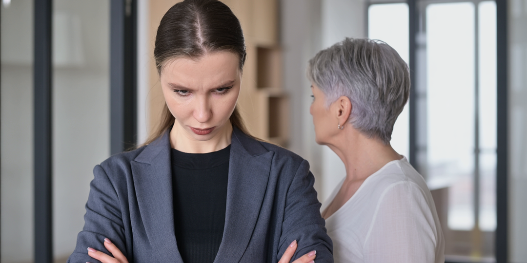 Сынок, не вздумай продавать дачу, — взмолилась свекровь. — Ещё пожалеешь, особенно когда узнаешь, кто её купит