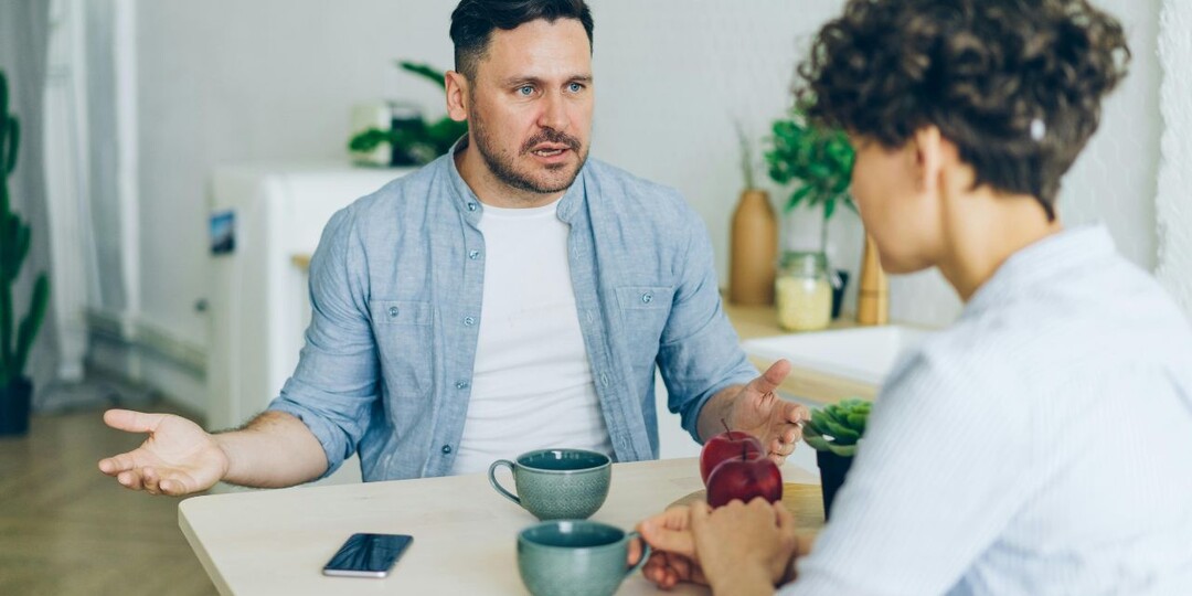 – Тихо разведемся, и получишь больше, чем полагается по закону, – говорит неверный муж