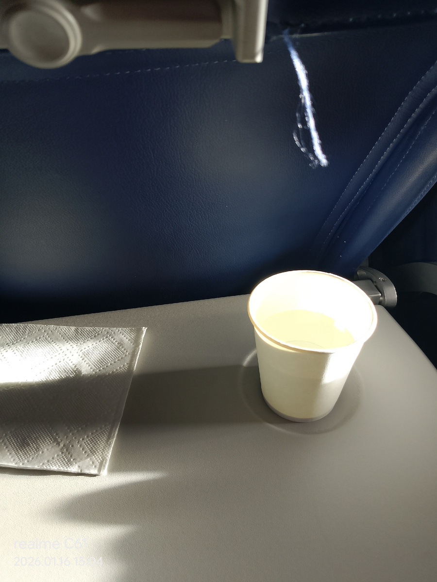 Бумажный стаканчик водой и салфетка