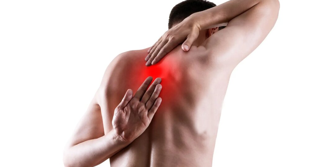 Боль между лопатками: почему не помогают массажи и как убрать её навсегда