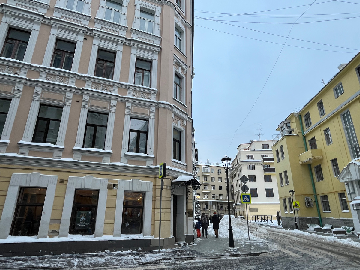 Дом и вход в зал Ассоциации