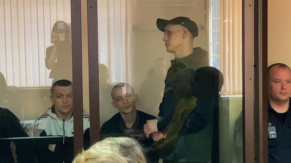     Челябинская ОПГ продавала фиктивные банковские карты телефонным мошенникам "112"