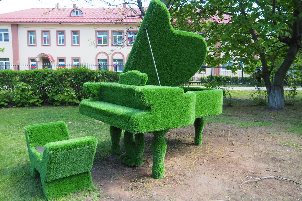 Муха-Цокотуха

Эта красавица стоит прямо у остановки напротив администрации Раменского района (улица Михалевича, дом 1А).