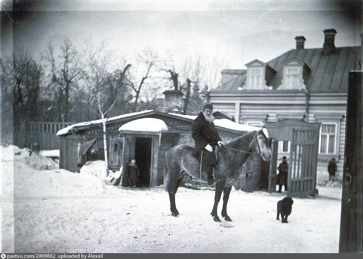 Лев Толстой на коне с любимой собакой