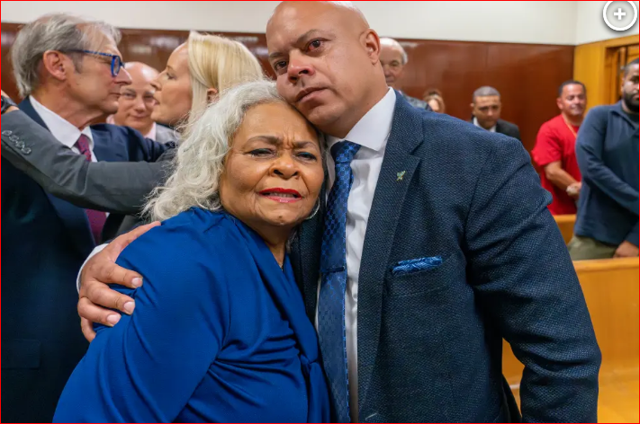 Джон-Адриан Веласкес со своей матерью в суде после оправдания — он провел почти 24 года в незаконно заключенном под стражу после неправомерного осуждения.