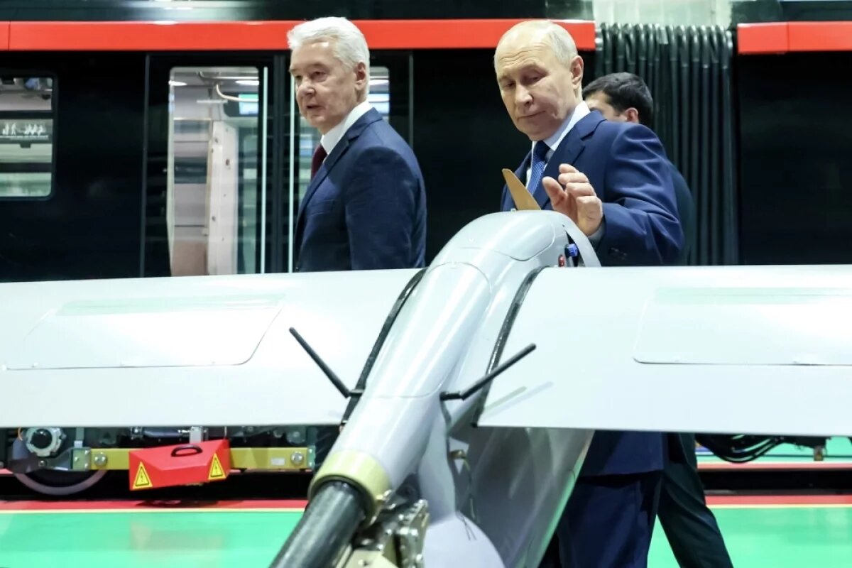    Президент Владимир Путин посетил электродепо «Аминьевское» в Москве.