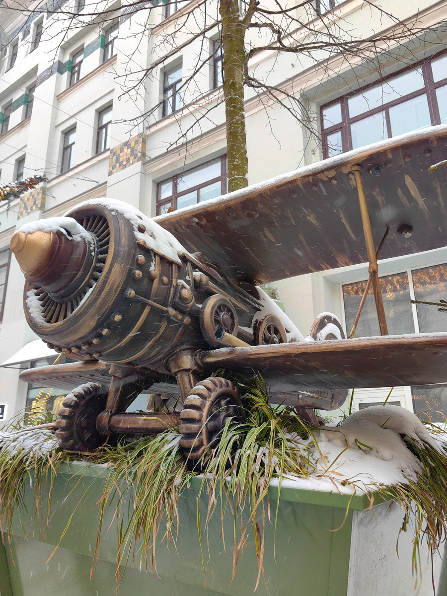 Новогодняя Москва 2026. Фестиваль «Зима в Москве». Самолет в стиле стимпанк на Кузнецком мосту