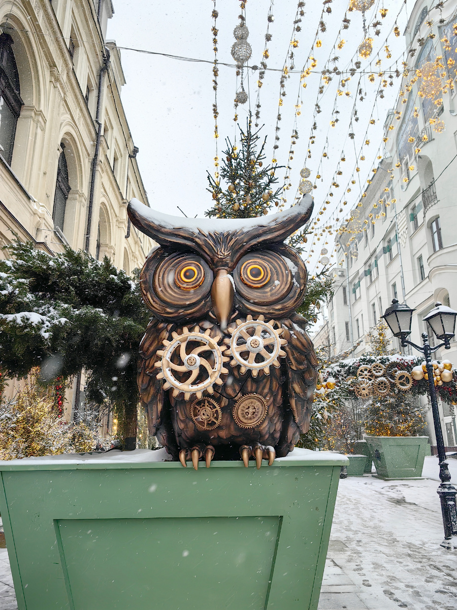 Новогодняя Москва 2026. Фестиваль «Зима в Москве». Сова в стиле стимпанк на Кузнецком мосту