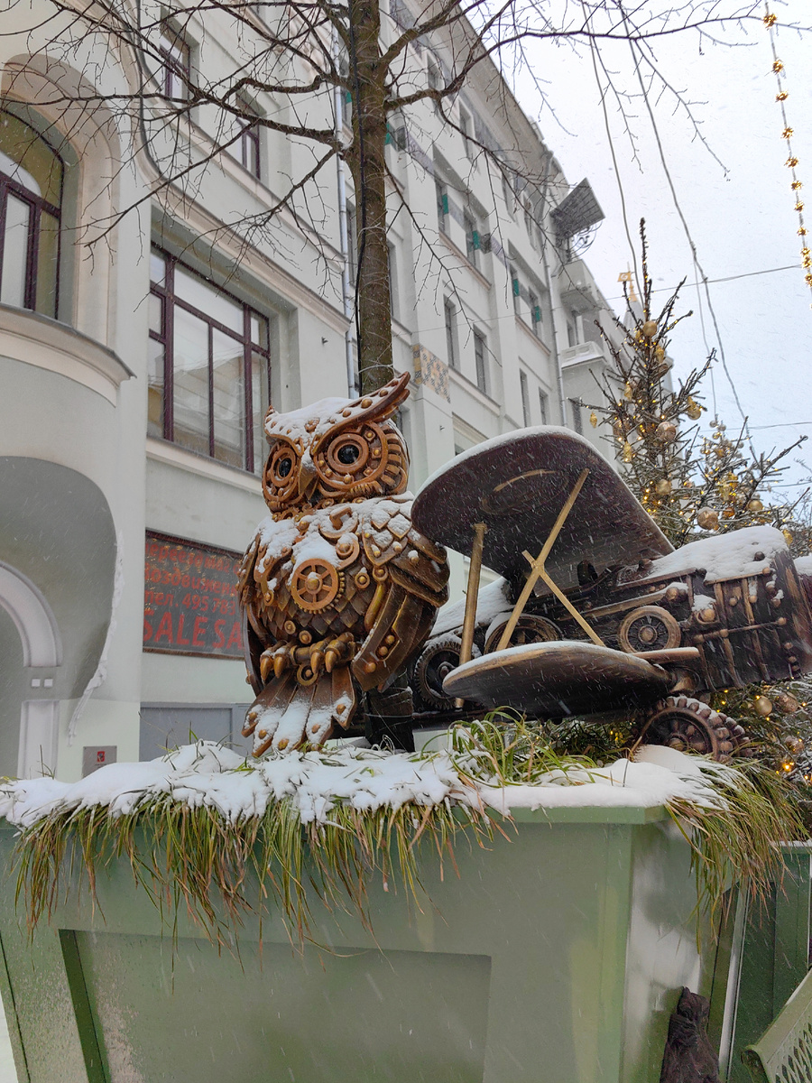 Новогодняя Москва 2026. Фестиваль «Зима в Москве». Сова в стиле стимпанк на Кузнецком мосту