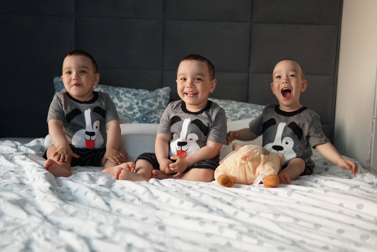 До двух лет мальчикам сделали шесть операций, у них было шесть наркозов