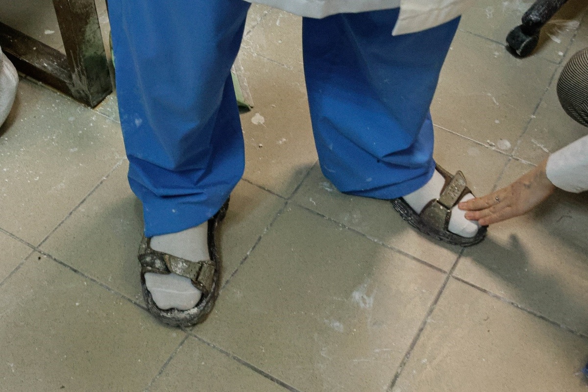 Когда человек в одежде, визуально протез никогда не отличишь от настоящей ноги. Только на ощупь