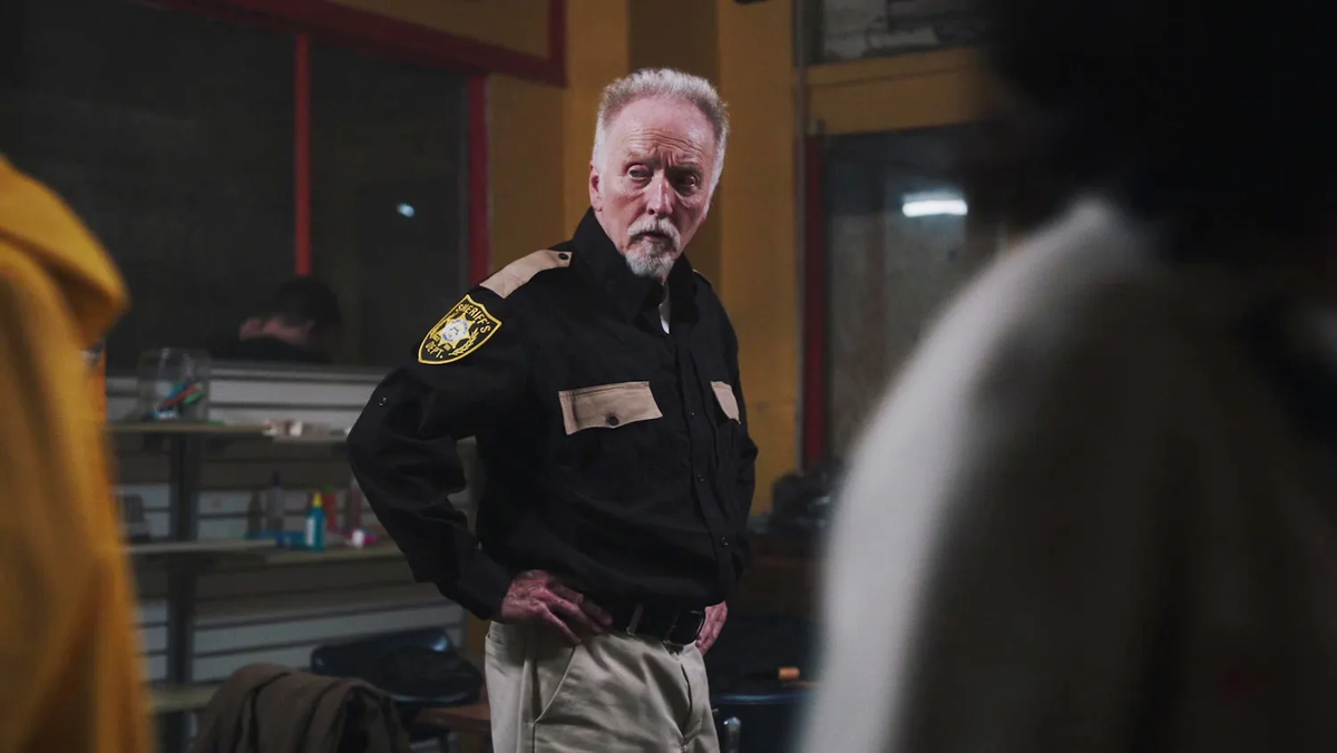 Кадр из сериала.Актер Тобин Белл из пилы.