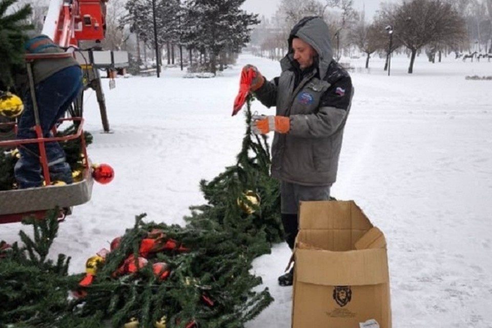   Сотрудники МУП «Мариупольгорсвет» разбирают елки до каркаса, аккуратно снимая украшения и иллюминацию. Фото: Администрация Мариуполя