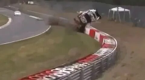 Кадр из к/ф "Гран Туризмо", когда во время соревнований машина На "взлетела" на проблемном участке трассы и перевернувшись в воздухе загорелась, при этом, убив одного зрителя. 