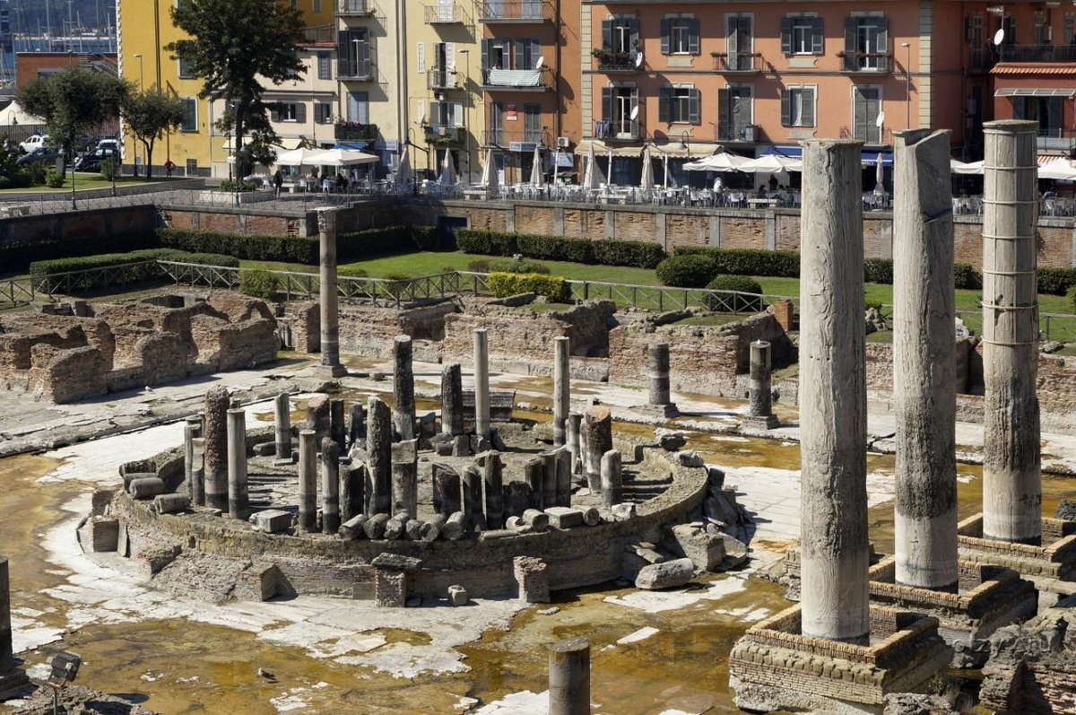 Древнеримские руины в Поццуоли. Современное фото.