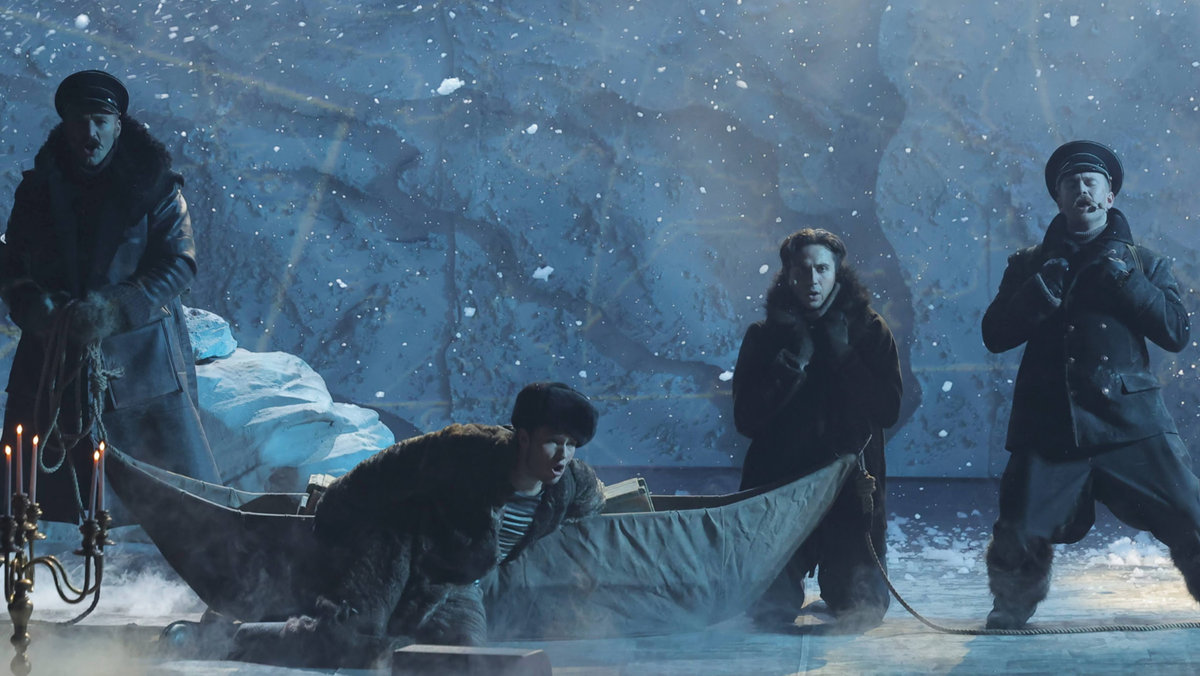 Снежный буран на сцене Театра Армии