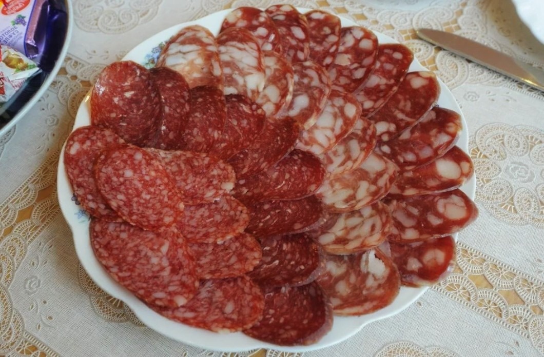 Нитриты, необходимые для розового цвета, в организме могут превращаться в нитрозамины, провоцирующие воспаление в сосудах. А избыток соли ведет к гипертонии.
