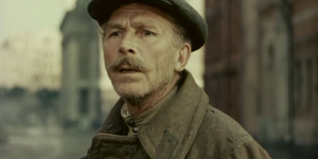 Выбрал женщину, которая его стыдилась: Как Иван Лапиков годами терпел унижения и простил жене брошенную на вокзале дочь