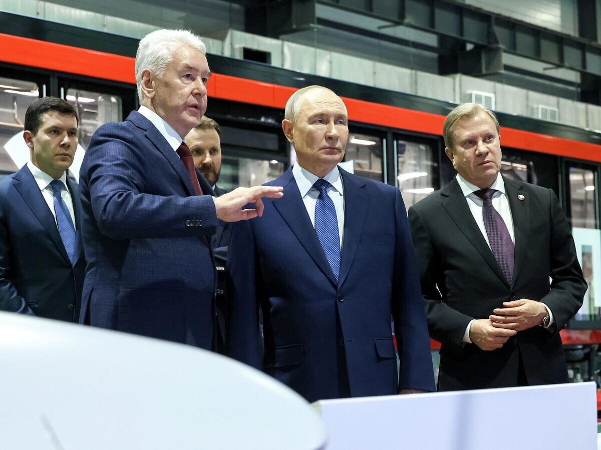    Президент России Владимир Путин во время осмотра выставки автономного транспорта в электродепо "Аминьевское" Московского метрополитена© РИА Новости . POOL