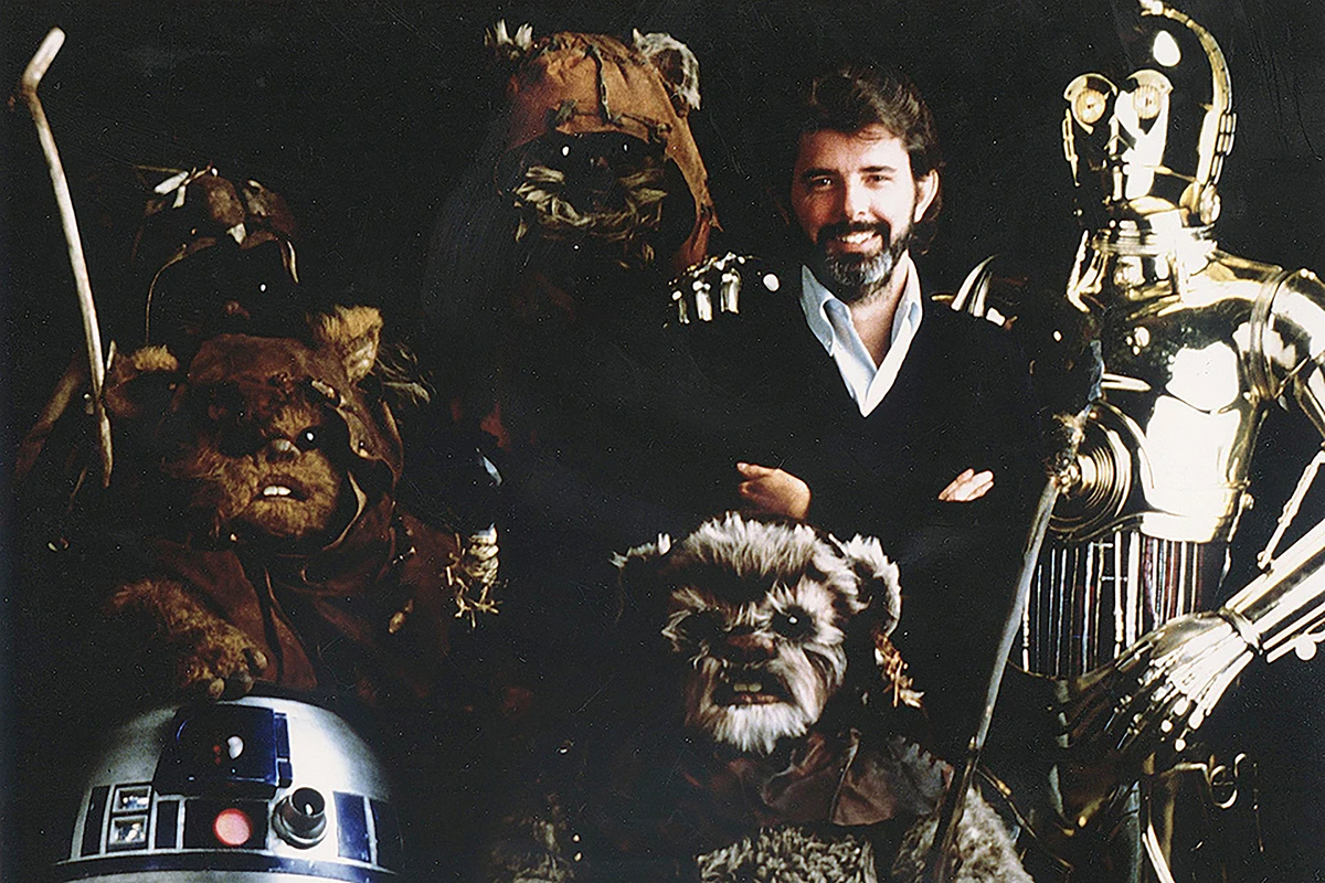 Джордж Лукас в окружении персонажей вселенной Звёздных Воин