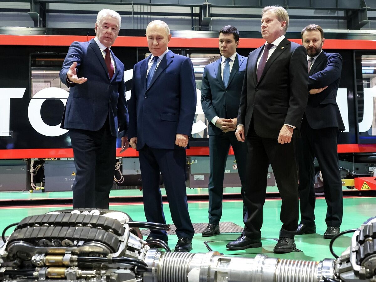    Президент России Владимир Путин во время осмотра выставки автономного транспорта в электродепо "Аминьевское" Московского метрополитена | © РИА Новости / POOL