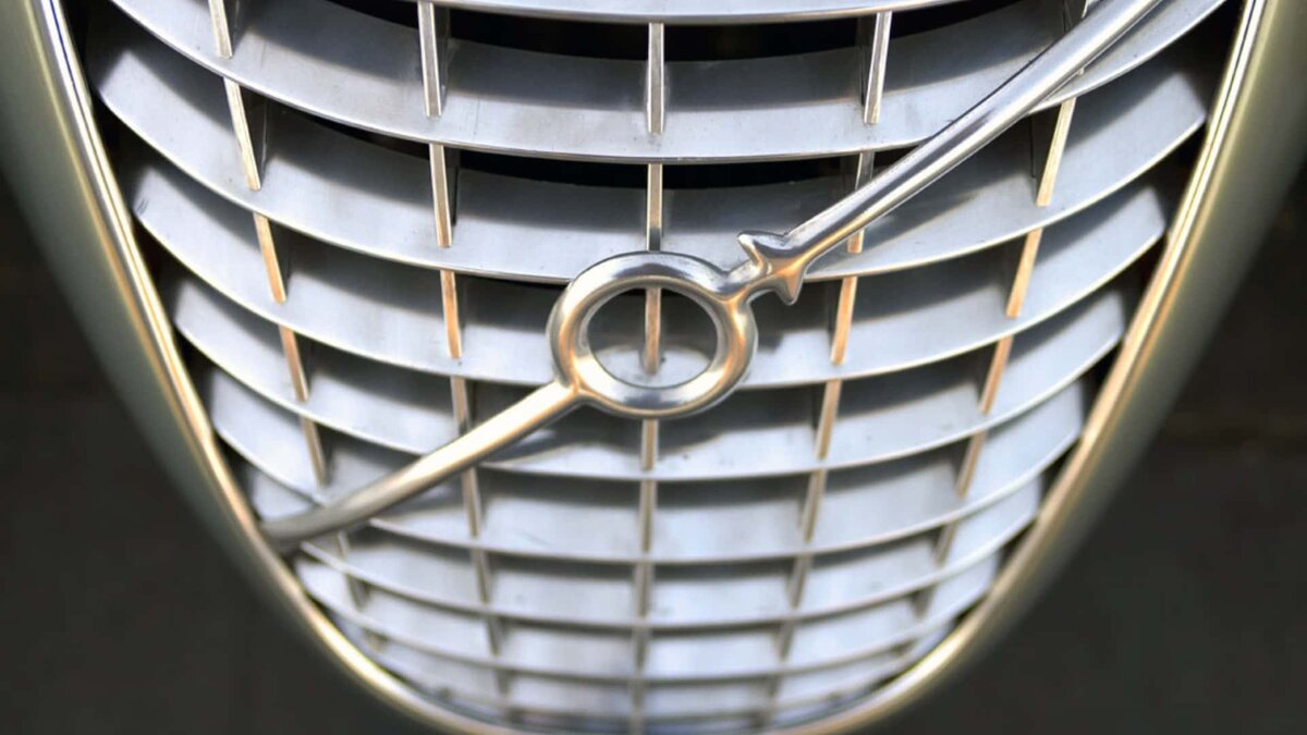 Кроме знаменитой диагонали в ОБЛИКЕ шведского концепта трудно будет найти что-то от Volvo