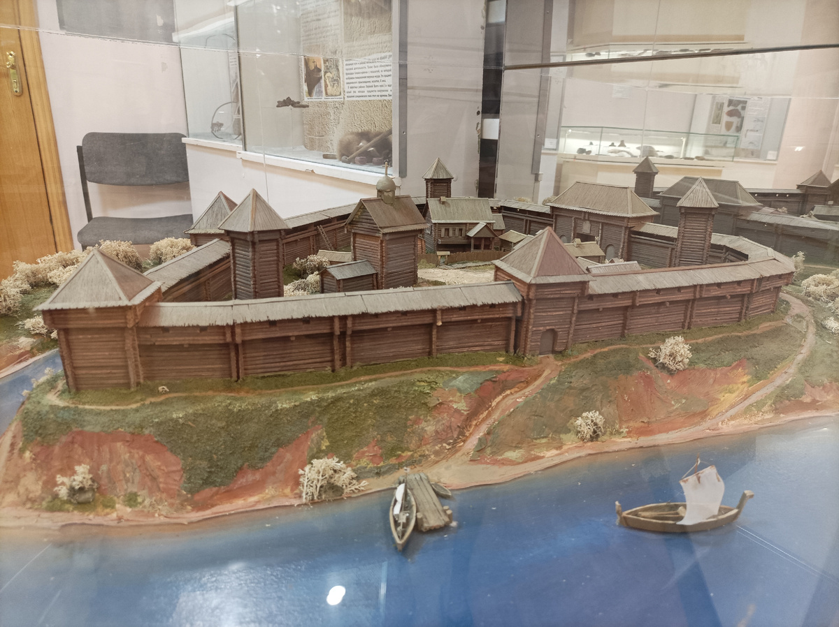 Макет того как предположительно выглядел город-крепость Дубна в 12 веке, когда он располагался на мысу у впадения реки Дубны в Волгу у д. Ратмино (Ратминская стрелка).