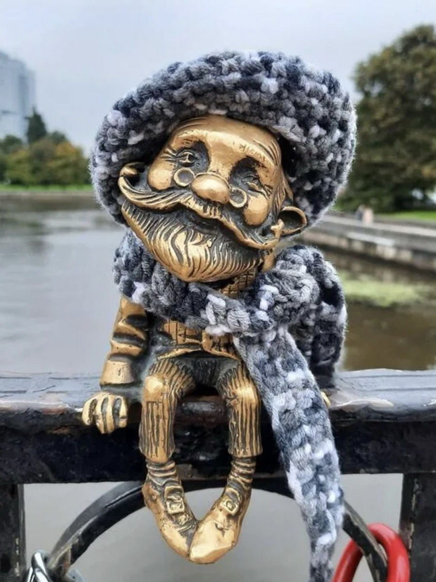 Источник «Блондинка с чемоданом»