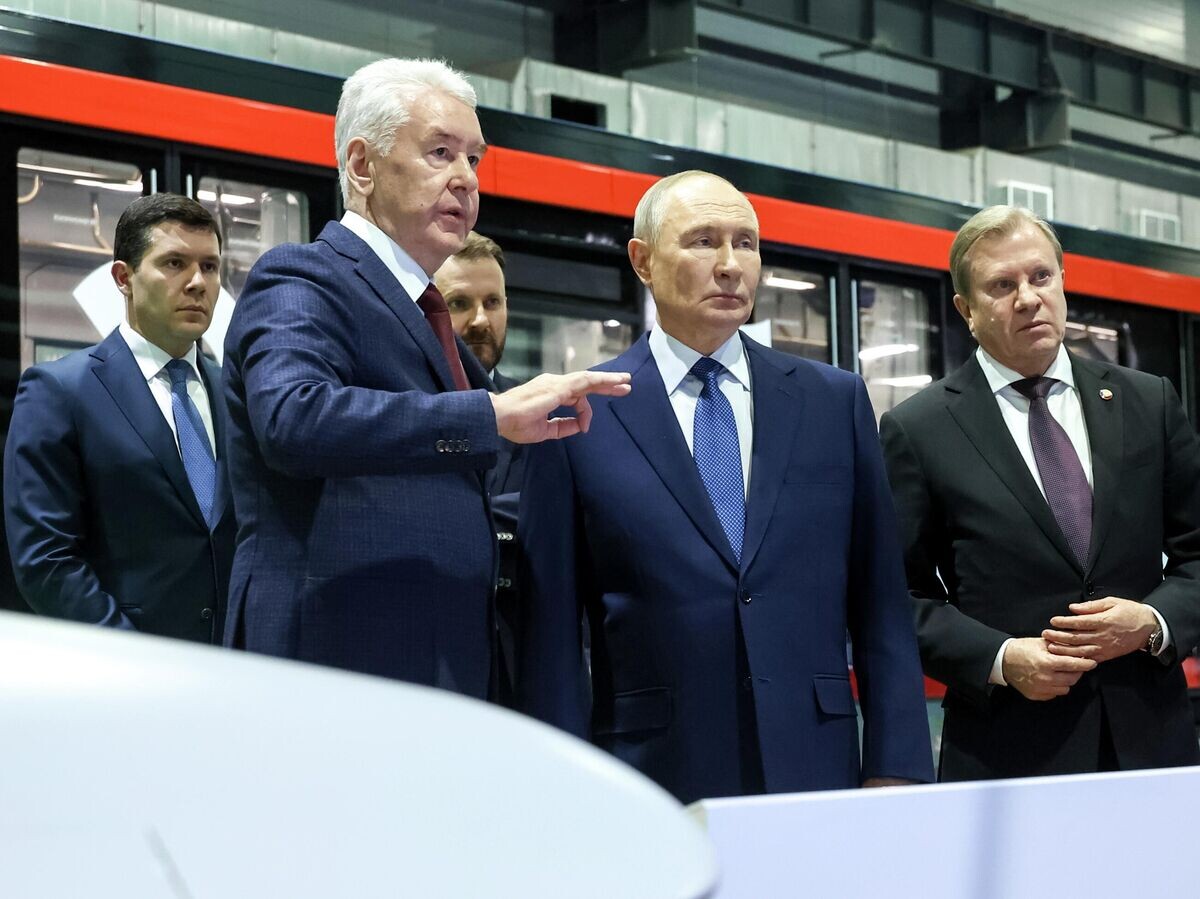    Президент России Владимир Путин во время осмотра выставки автономного транспорта в электродепо "Аминьевское" Московского метрополитена | © РИА Новости / POOL