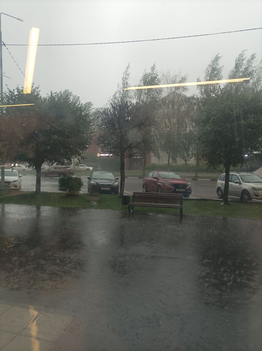 Обрушившийся ливень с грозой на Дубну