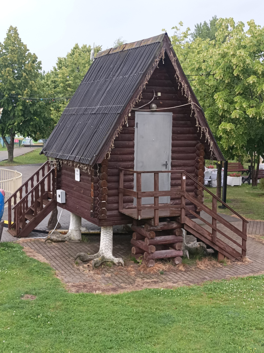 Избушка на курьих ножках (только на четырёх ножках вместо двух, видимо для устойчивости)