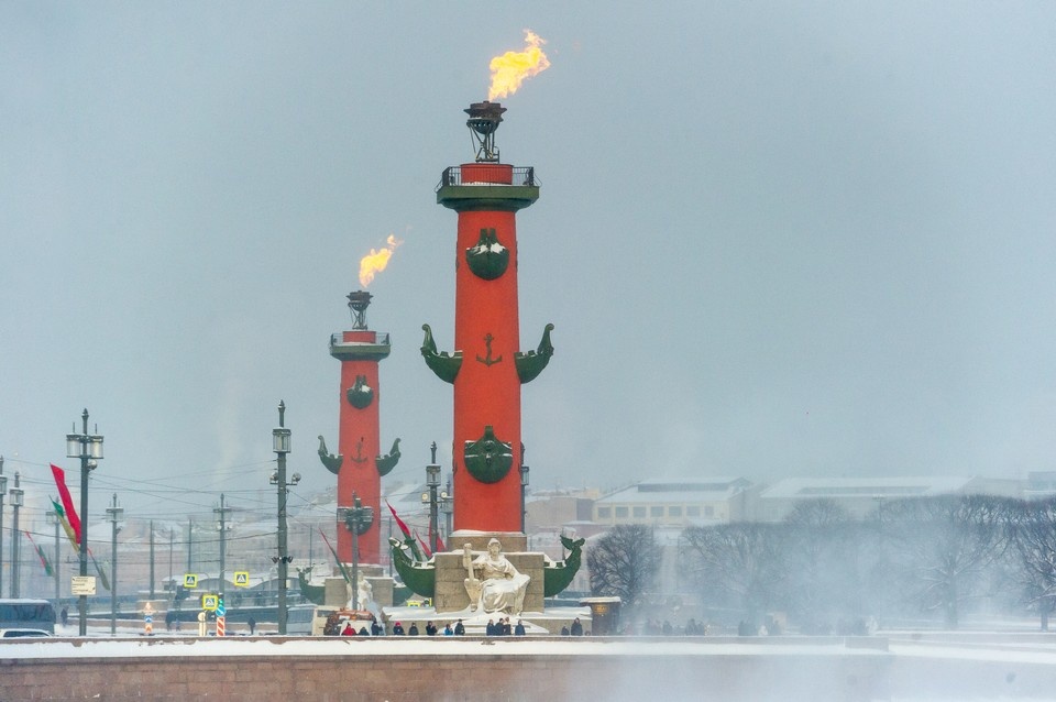    Ростральные колонны зажгут 27 января. Олег ЗОЛОТО