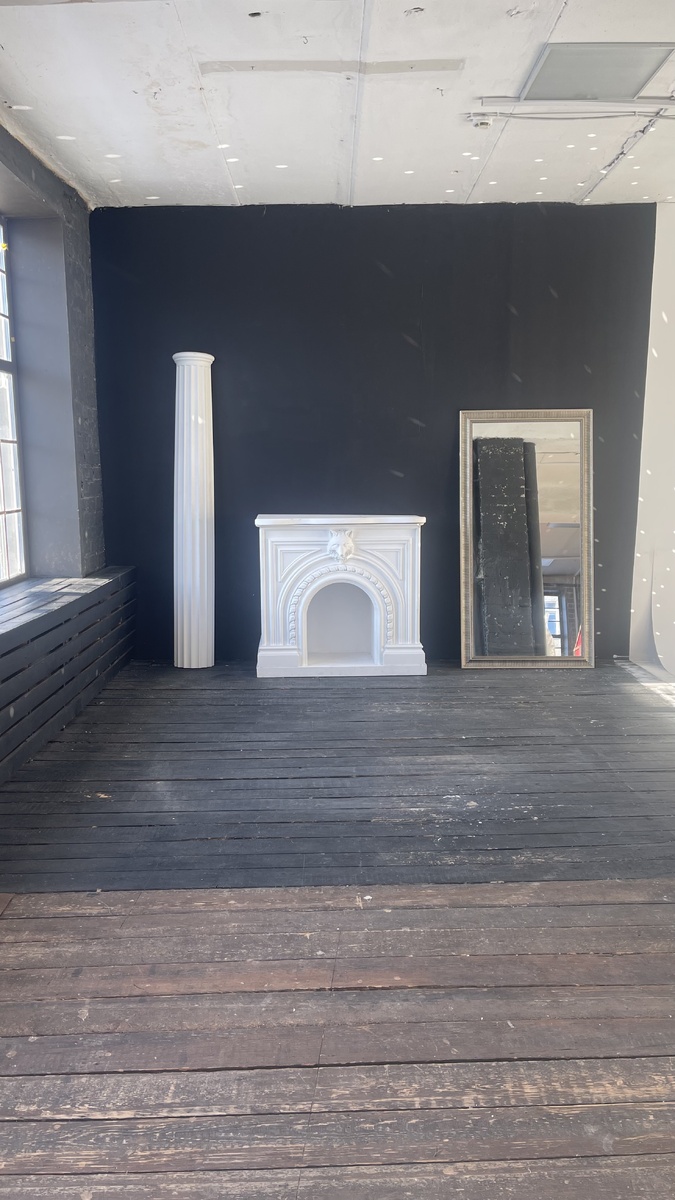 До - потрепанная новогодним сезоном пространство.  