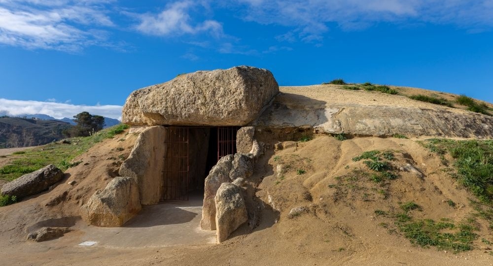 Дольмен Менга: Когда древность встречается со средневековым "сюрпризом" (и немного о генетике, которая всех запутала)