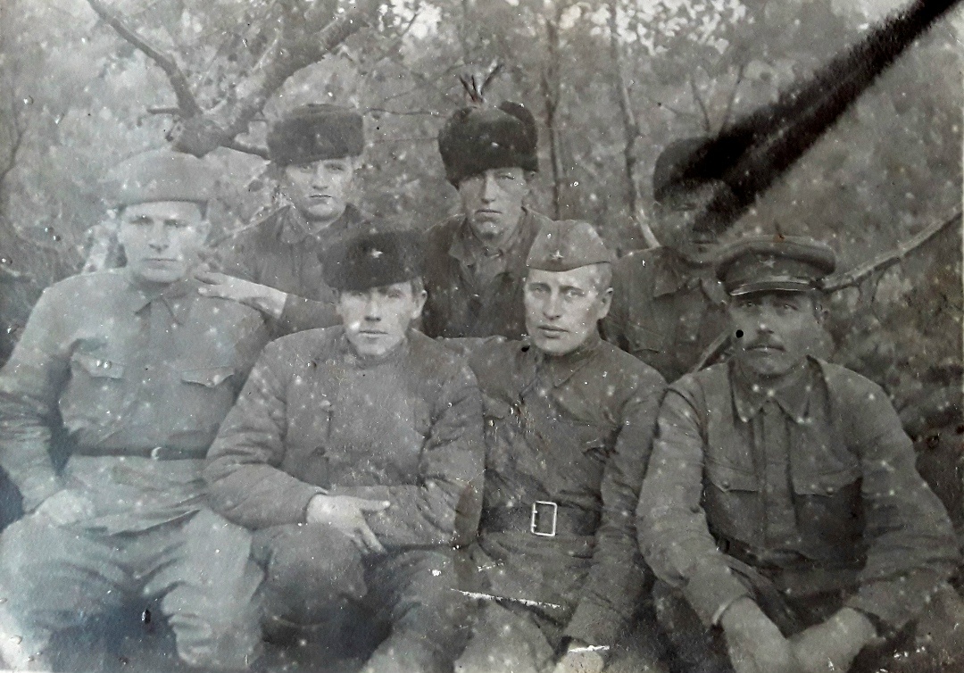 Жаравин А. А. (второй ряд в центре)