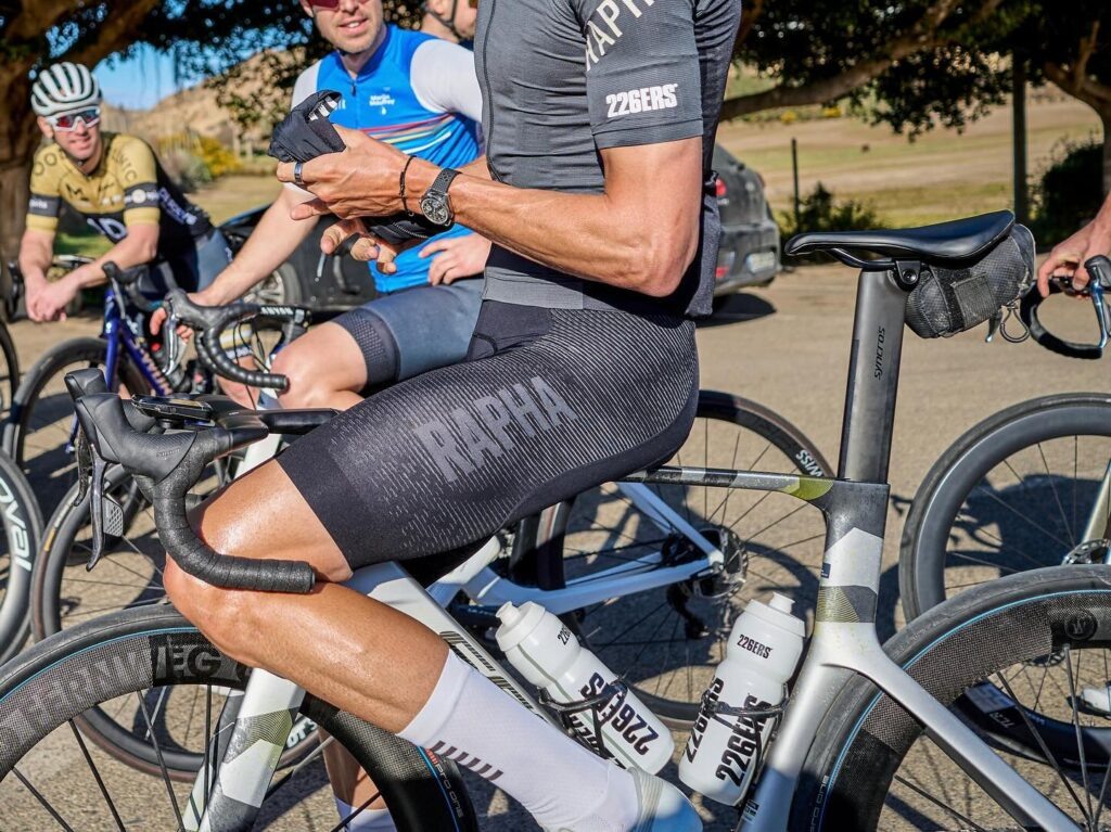    Современная велоспорта — сплав современных тканей и технологий их обработки, а поэтому за ними нужен бережный уход